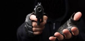 Cinco hombres armados asaltan camioneta del Banco de Reservas Cinco hombres armados asaltan camioneta del Banco de Reservas