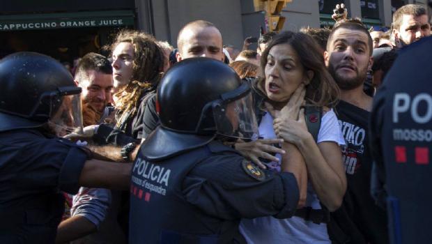 ESPAÑA: Policía se enfrenta contra radicales independentistas Barcelona imagen