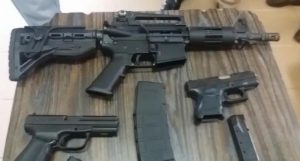 SANTIAGO: PolicÃa apresa integrantes banda y les ocupa diversas armas SANTIAGO: PolicÃa apresa integrantes banda y les ocupa diversas armas