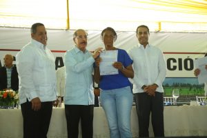 MONTE PLATA: Danilo Medina entrega 550 títulos de propiedad a familias MONTE PLATA: Danilo Medina entrega 550 títulos de propiedad a familias