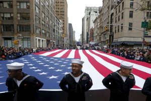 Miles rinden tributo a los veteranos en gran desfile NY
