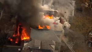 Incendio arrasa con tres viviendas en El Bronx