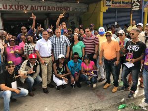 Equipo de Leonel Fernández se moviliza recogiendo firmas 