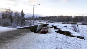 Sismos de 7.0 y 5.8 grados sacuden Alaska y deforman sus carreteras