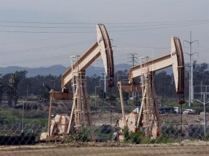 El petróleo de Texas sube un 0,5 % y cierra en 56,76 dólares el barril El petróleo de Texas sube un 0,5 % y cierra en 56,76 dólares el barril