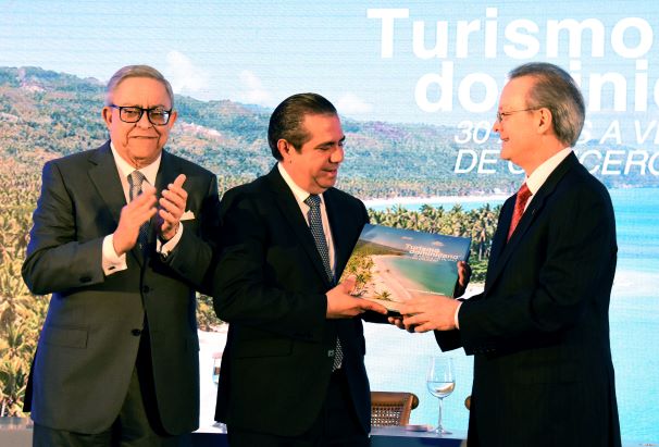 Ministro de Turismo valora aportes del Banco Popular a esta industria imagen