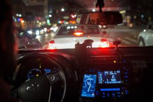 Comisión aprueba salario mínimo US$17 por hora para taxistas que usan apps