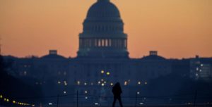 EEUU: 58% rechaza muro de Trump y demanda reabrir Administración