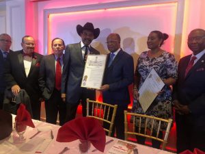 Líderes políticos y oficiales electos reconocen al director de la OMSA