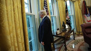 EEUU: Trump se queja en Navidad de que está «solo en la Casa Blanca»