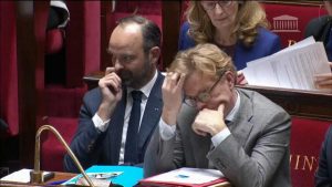 FRANCIA: Macron renuncia a subida carburantes para calmar protestas