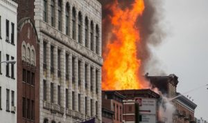 QUEENS: Dos personas en condición crítica por fuego edificio donde viven QUEENS: Dos personas en condición crítica por fuego edificio donde viven