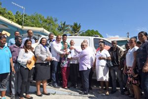 Gobierno entrega unos 19 autobuses y ambulancias a distintas entidades de RD
