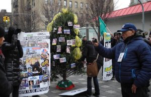 NUEVA YORK: Grupos políticos de RD instalan «árbol de la corrupción»  