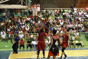 Pueblo Nuevo y Los Buitres avanzan a la final basket de San Cristóbal