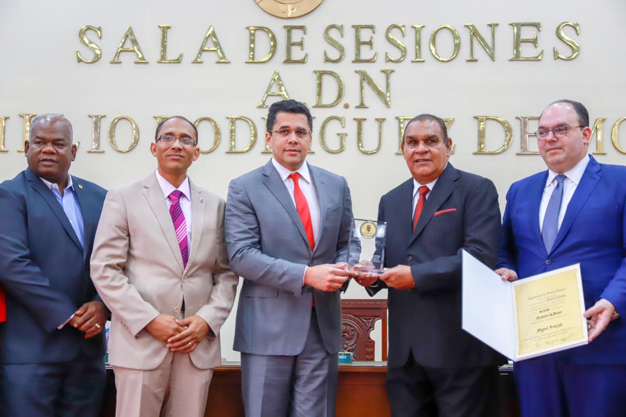 Ayuntamiento DN reconoce trayectoria del periodista Miguel Franjul imagen