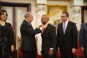 DM impone medalla a excelencia a 4 maestros y dos centros escolares