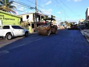 SDE: Alcaldía inicia asfaltado de calles en el sector Brisas del Este