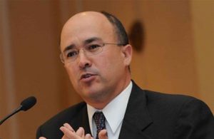 Pese a críticas, Domínguez reitera su posición sobre forma de frenar COVID
