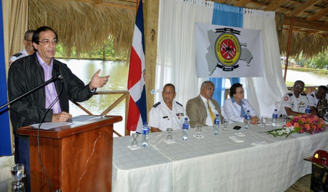 Gobierno anuncia mejoras salariales y otros beneficios para los bomberos imagen
