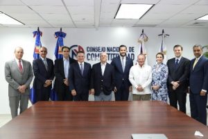 Hipólito Mejía se reúne con empresarios; destaca logros en competitividad