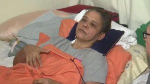 Pide justicia dominicana baleada en tiroteo entre policías y delincuente