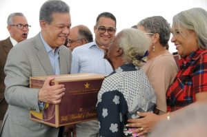 Leonel Fernández pide al país mirar con optimismo y armonía el porvenir Leonel Fernández pide al país mirar con optimismo y armonía el porvenir