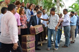 Leonel Fernández inicia tradicional reparto de cajas navideñas este viernes