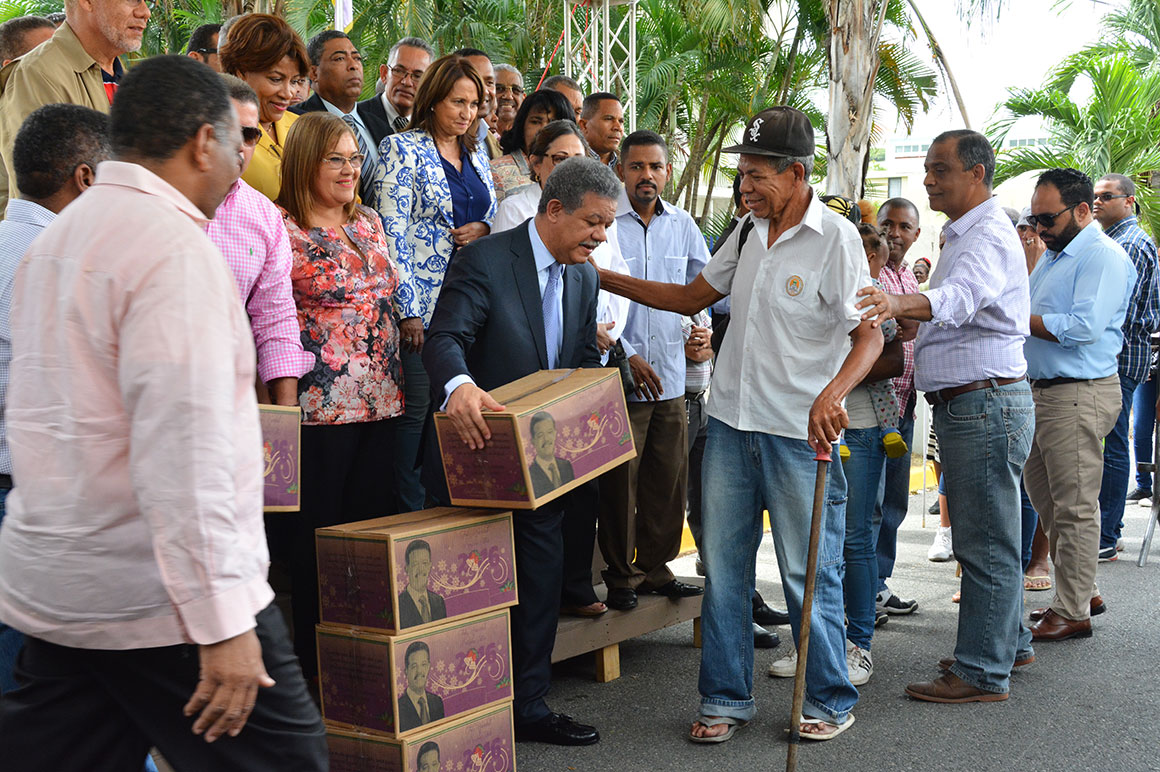 Leonel Fernández inicia tradicional reparto de cajas navideñas este viernes imagen