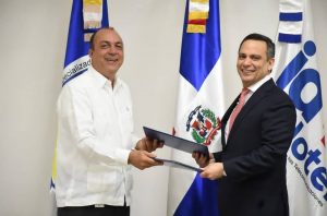 Loyola e Indotel firman convenio para formar mujeres en las TIC Loyola e Indotel firman convenio para formar mujeres en las TIC