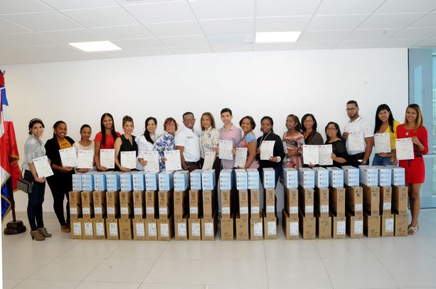MICM provee equipos a microempresarias del sector moda imagen