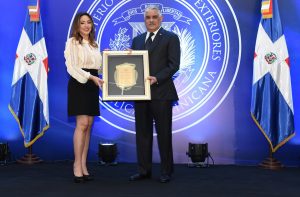 Miguel Vargas reconoce a arqueóloga dominicana Miguel Vargas reconoce a arqueóloga dominicana