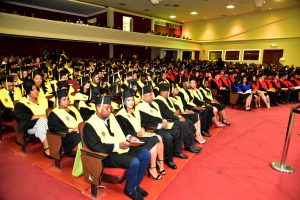 Universidad Católica invistió a 500 nuevos profesionales