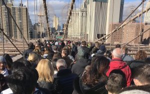 Cientos turistas saturan el Puente de Brooklyn
