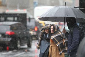 Poderosa tormenta genera lluvias y complica el tránsito en área tri-estatal