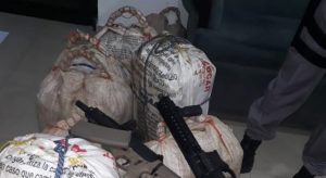 SAN CRISTOBAL: Policía decomisa 337 paquetes de cocaína y dos fusiles