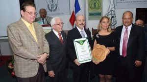 Academia otorga Premio Nacional de Medicina al Instituto Dermatológico