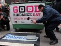 NY hace trizas los malos recuerdos de 2018 y recoge los buenos deseos