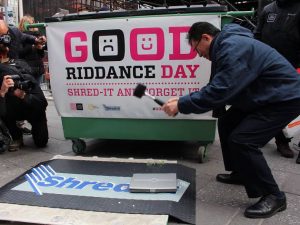 NY hace trizas los malos recuerdos de 2018 y recoge los buenos deseos