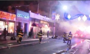 Fuego en Queens deja 12 heridos y afecta al menos seis negocios Fuego en Queens deja 12 heridos y afecta al menos seis negocios