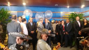 Seguidores hacen larga fila para felicitar a Leonel Fernández por cumpleaños 65