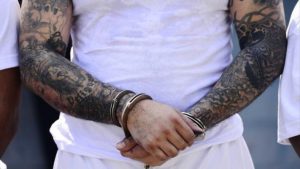 Arrestan cinco pandilleros vinculados crimen hispano