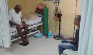 BARAHONA: Jaime Mota se queda sin camas; ingresan pacientes en emergencias