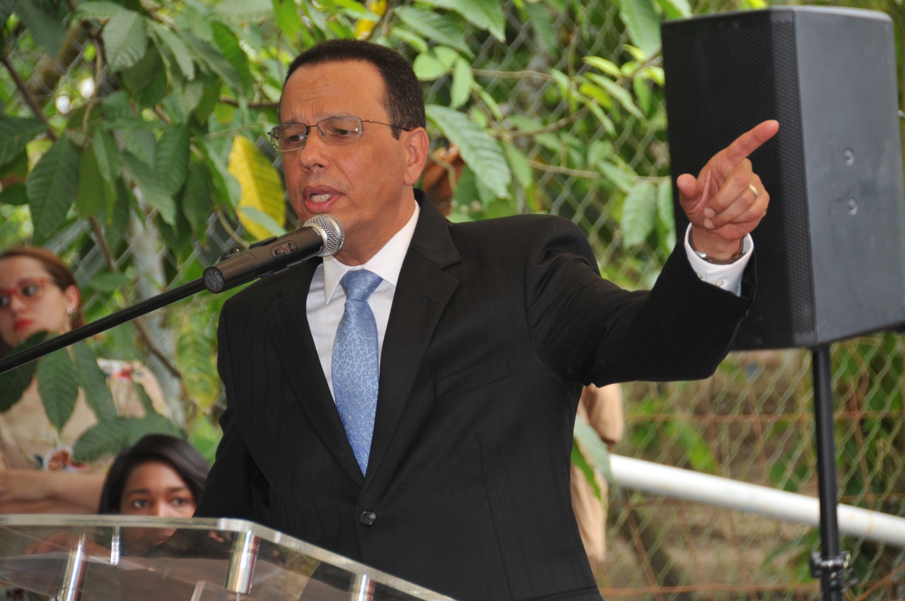Ministro pide apoyar esfuerzos del gobierno por mejorar la educación imagen