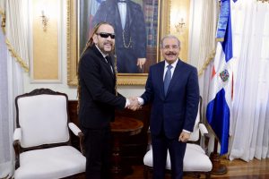 Presidente Medina recibe visita en el Palacio del merenguero Toño Rosario