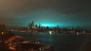 Arco 138.000 voltios causó cielo NY se tiñera de azul