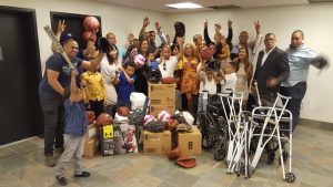 Entregan útiles deportivos y sillas de ruedas en Vicente Noble