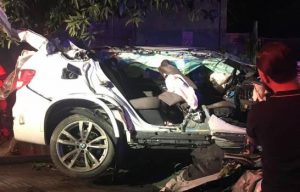 SANTIAGO: Dos muertos y un herido al estrellarse yipeta contra un poste