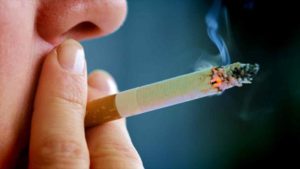 Gobernador busca frenar tabaquismo entre jóvenes