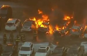 NUEVA JERSEY: Fuego en estacionamiento aeropuerto afecta varios vehículos